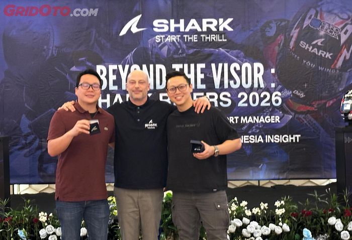 Shark Helmets Indonesia memberikan penghargaan bagi dealer terbaik di Indonesia (RC Motogarage dan Riderspot)