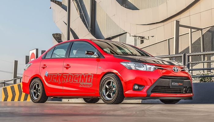 Laburan warna merah membungkus body Toyota Vios