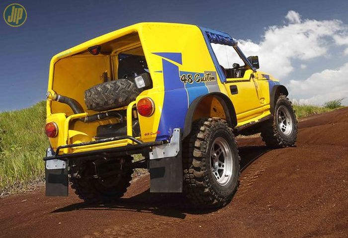  Khusus off-road adventure, Suzuki Jimny ini dipasangi ban Simex Extreme Trekker 31x10,5 R15. 