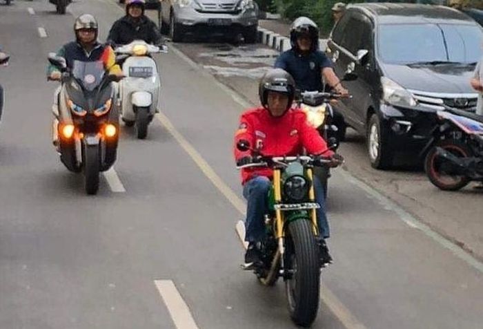Presiden Jokowi juka kenakan jaket Bulls Syndicate saat naik motor custom di Banten