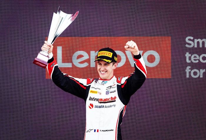 Pembalap F2 tim ART Grand prix, Theo Pourchaire berdiri di podium kedua balap F2 inggris 2022