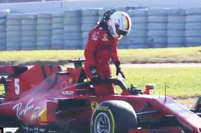 Mobil Ferrari SF1000 Sebastian Vettel berhenti akibat masalah mesin saat tes pramusim F1 Barcelona hari Jumat