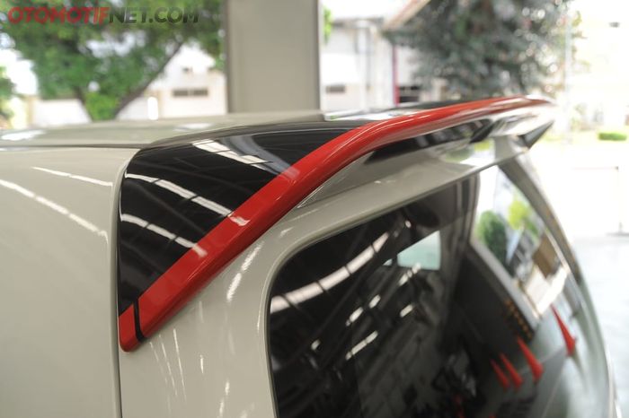 Spoiler belakang Suzuki Karimun Wagon R edisi 50 tahun, ada aksen merah. Bikin tambah keren