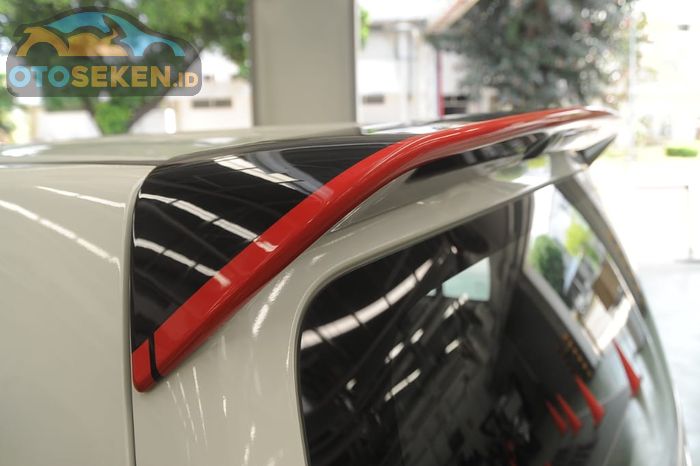 Spoiler belakang Suzuki Karimun Wagon R edisi 50 tahun, ada aksen merah. Bikin tambah keren