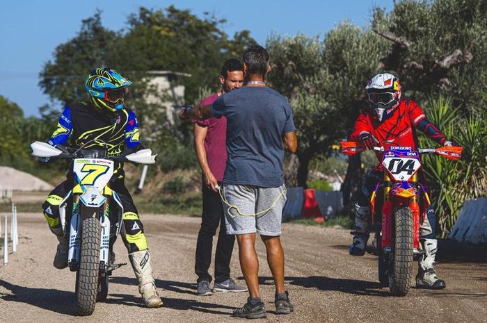 Lorenzo Baldassarri dan Andrea Dovizioso berlatih motocross bersama.