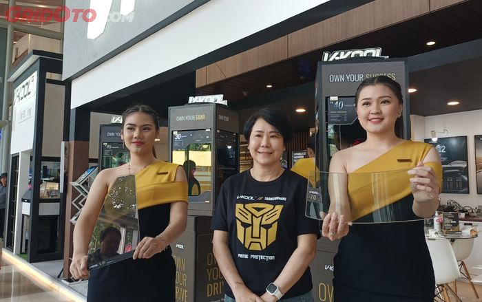 Vice President Director PT V-Kool Indo Lestari, Linda Widjaja (tengah) umumkan kampanye Own Your Drive di GIIAS 2024