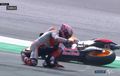 Tonton: Jatuhnya Marc Marquez di Warm-up MotoGP Austria, Mulus Banget