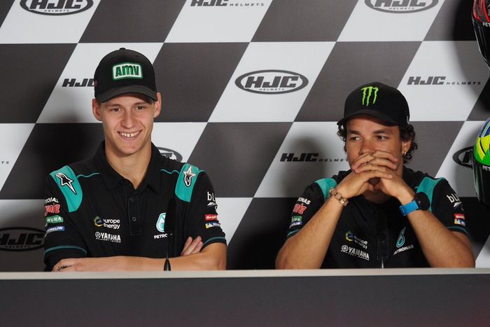 Fabio Quartararo (kiri) saat konferensi pers MotoGP Jerman, ia mengaku suka banyak tikungan ke kiri di Sachsenring