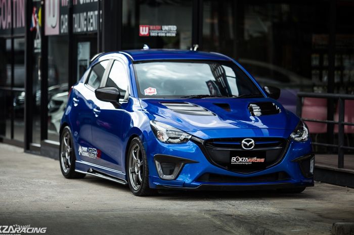 Modifikasi Mazda2 bergaya sporty hasil garapan Garlic Service, Thailand