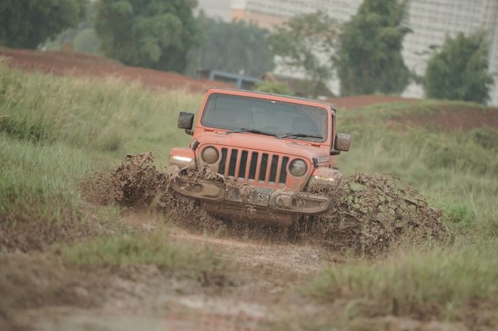 Menggunakan ban Mud-Terrain sebagai standar