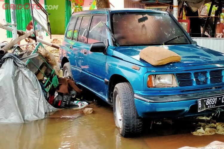 Kondisi Terkini Mobil Hanyut di Perumahan Ciledug Indah I ...