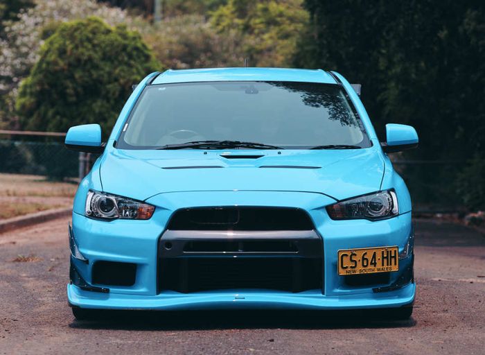Modifikasi Mitsubishi Evo X street racing tampil segar dibungkus kelir biru muda