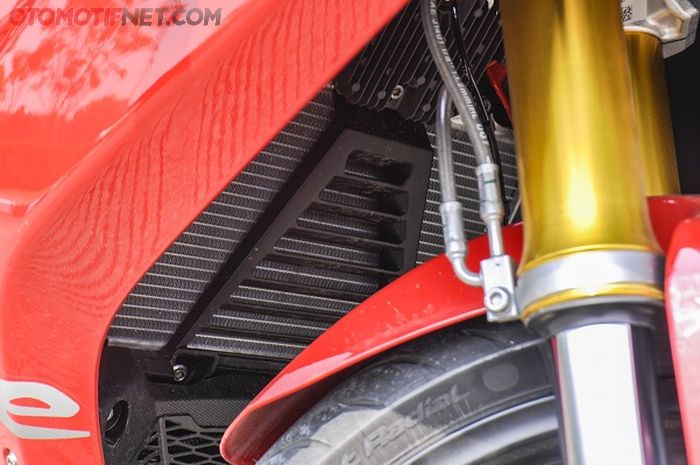 Radiator dilengkapi sirip untuk melindungi dari cipratan kotoran