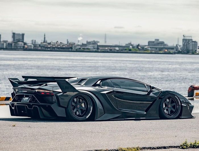 Tampilan belakang modifikasi Lamborghini Aventador garapan Liberty Walk