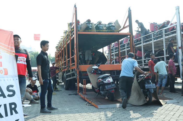 Ilustrasi pengangkutan sepeda motor saat Mudik dan Balik Bareng Honda (MBBH)