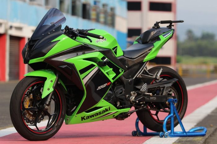 Kawasaki Ninja 250 FI tersentuh modif tampang sangar performa langganan sirkuit.