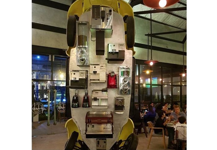 Mesin kopi ditempel di area sasis