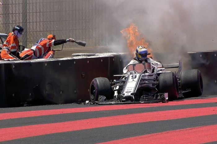Marcus Ericsson keluar dari mobilnya yang terbakar