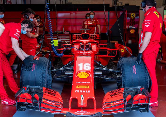 Charlles turun dengan mobil lawas Ferrari SF71H yang dipakai di musim 2018 lalu
