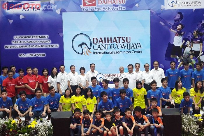 Tetsuo Miura, Pongky Prabowo, dan  sejumlah direksi PT ADM berfoto dalam acara peresmian klub bulutangkis Daihatsu Candra Wijaya Badminton Centre