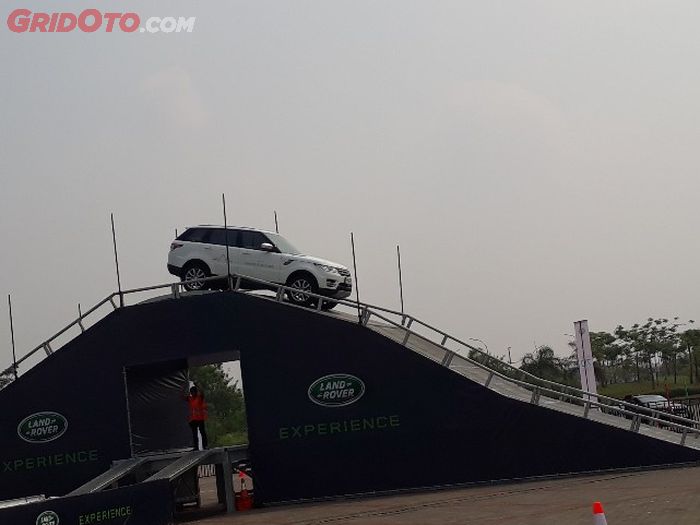 Salah satu rintangan di driving experience Jaguar Land Rover