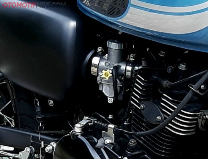 Suplai bahan bakar dan udara ke mesin diasup karburator PE28 menggantikan standar Kawasaki W175