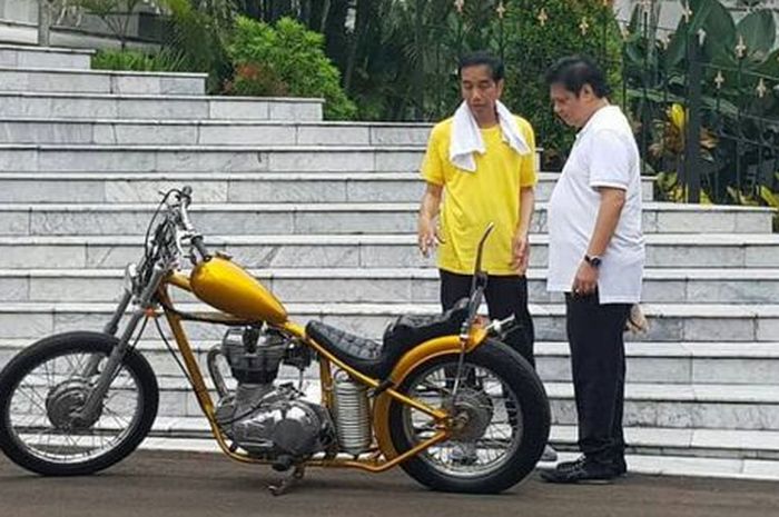 Presiden Joko Widodo memperlihatkan motor modifikasi bergaya chopperland miliknya kepada Menteri Perindustrian Airlangga Hartarto saat pertemuan di Istana Bogor, Sabtu (24/3/2018)