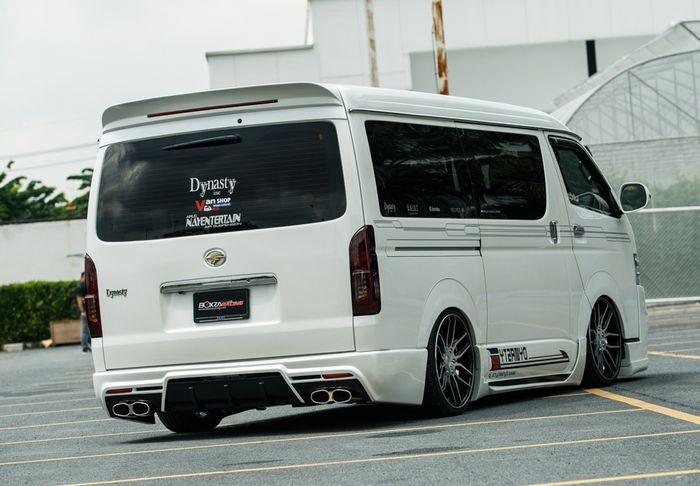 Modifikasi Toyota HiAce asal Thailand dipasangi body kit bergaya sporty