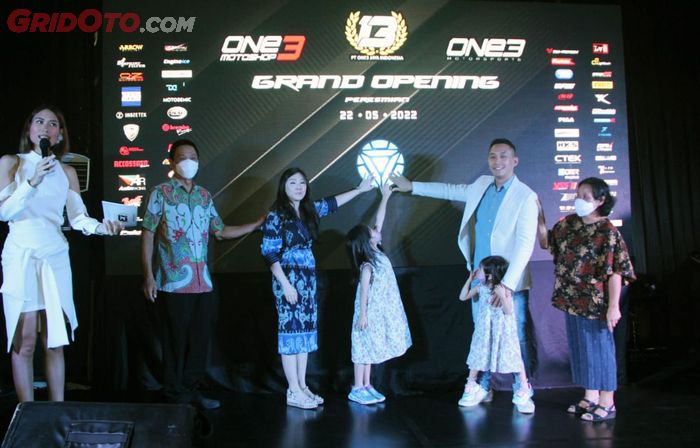 Benny Saputra, bos One3 Motoshop bersama keluarga saat grand opening PT One3 Jaya Indonesia, Minggu (22/11)