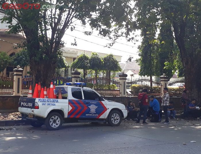 Terpantau petugas kepolisian mengambil cone yang digunakan untuk menutup jalan di depan Mako Brimob