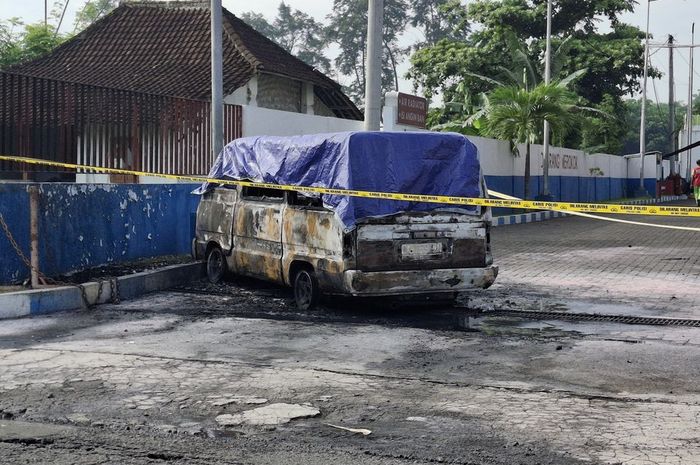 Suzuki Carry ditutup terpal biru dan digaris Polisi di mulut SPBU desa Sumberjati, Tempeh, Kabupaten Lumajang, Jawa Timur, (6/1/25)