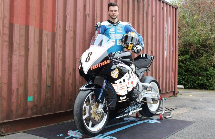Daniel Hegarty berpose dengan motor Honda CBR1000RR yang akan dipakainya di balap motor Makau