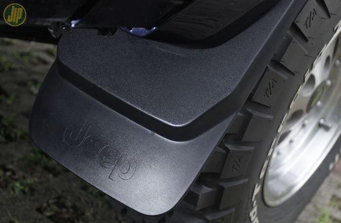 Mudflap atau lebih dikenal kepet roda dipasangi optional untuk Jeep Cherokee keluaran Mopar. 
