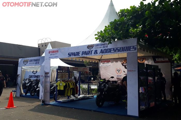 Di Yamaha Customaxi 2018 terdapat booth yang menjual beragam aksesoris resmi