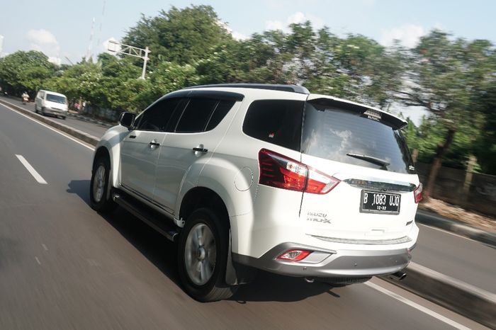 Isuzu Mu-X 2.5 Premiere merupakan varian menengah di bawah Royal dan di atas 4x4 MT