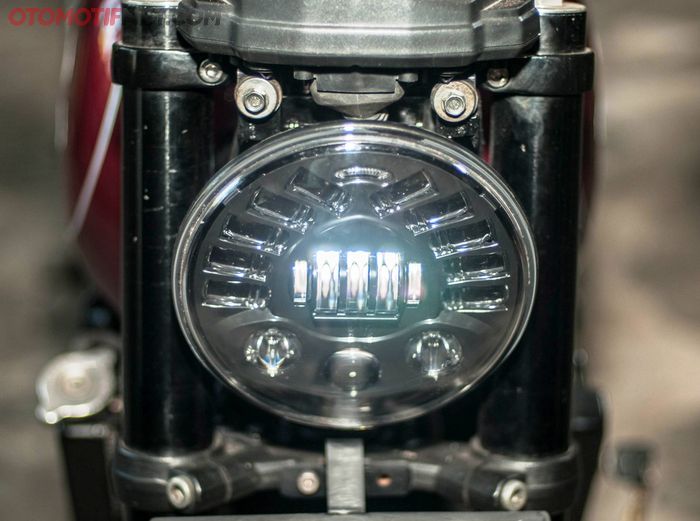 Lampu utama bawaan Kawasaki Ninja RR Mono tentu tak kepakai, diganti Daymaker, bulat klasik tapi modern dengan LED