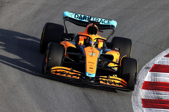 Pembalap McLaren, Lando Norris tercepat hari pertama tes pramusim F1 2022 di Barcelona, Rabu (23/2)