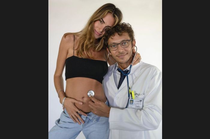 Valentino Rossi mengabarkan Francesca Sofia Novello sedang hamil anak perempuan mereka