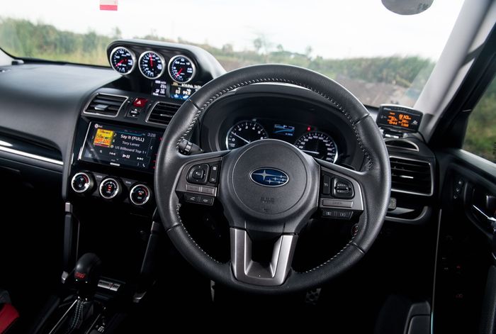 Gauge meter Defi di kabin modifikasi Subaru Forester lawas