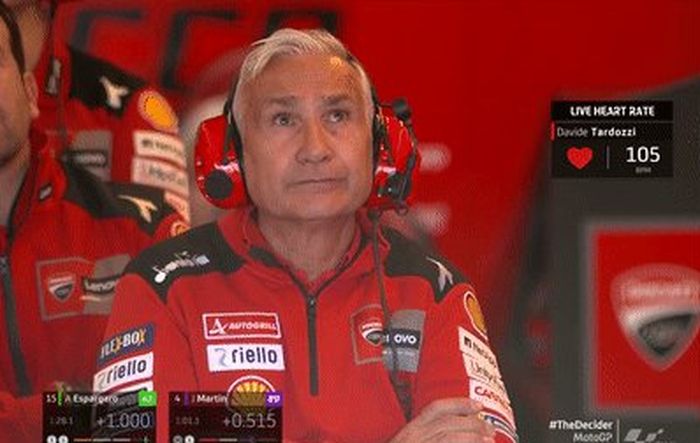 Beginilah Davide Tardozzi menyaksikan pembalapnya di MotoGP Valencia 2022 lewat monitor di garasi tim Ducati