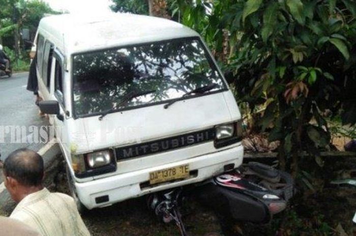 Kecelakaan beruntun terjadi di ruas jalan A Yani, Desa Matraman, Kabupaten Banjar, Kalimantan Selatan ( Kalsel ), namun tidak ada jatuh korban jiwa, Sabtu (11/7/2020) siang. 
