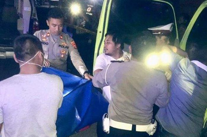 Bukan Dibawa ke RS, Wanita Muda Korban Lakalantas Dikunci di Dalam Truk Fuso di Lamsel 