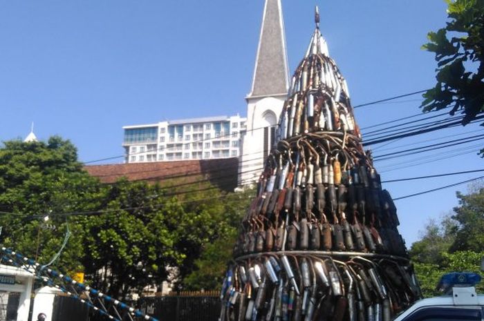 Tumpukan knalpot yang jadi monumen di depan Kantor Polres