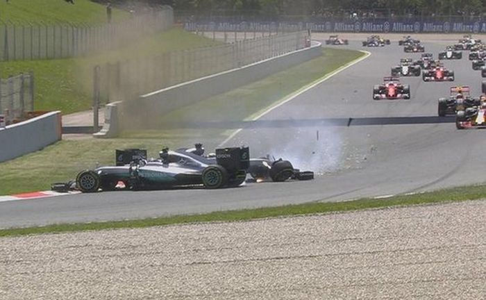 Dua pembalap Mercedes, Lewis Hamilton dan Nico Rosberg sering terlibat duel sengit di trek dan membuat hubungan mereka tidak harmonis