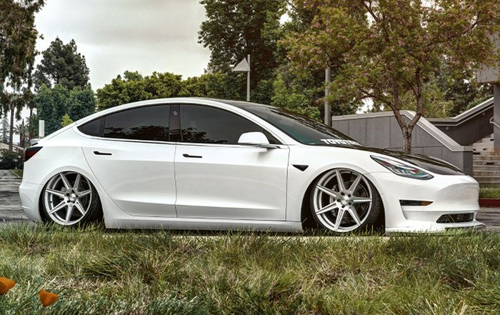 Modifikasi Tesla Model 3 ditopang kaki-kaki melata, efek pakai airsus