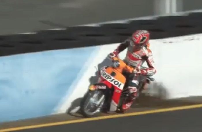 Marc Marquez menyenggol  tembok pembatas sirkuit naik Honda Super Cub di Honda Racing Thanks Day 201
