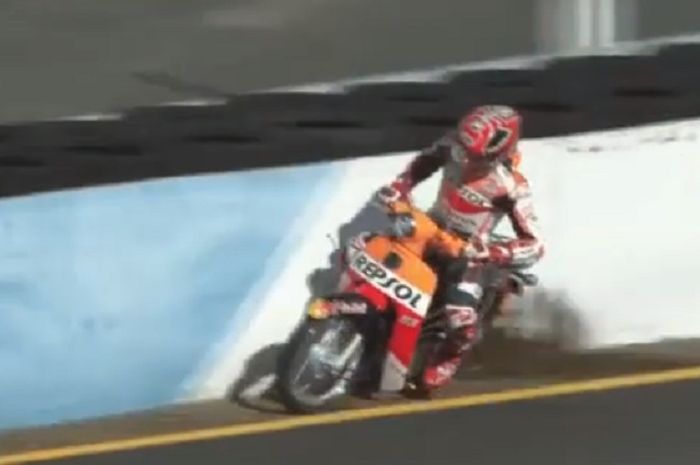 Marc Marquez menyenggol  tembok pembatas sirkuit naik Honda Super Cub di Honda Racing Thanks Day 2017