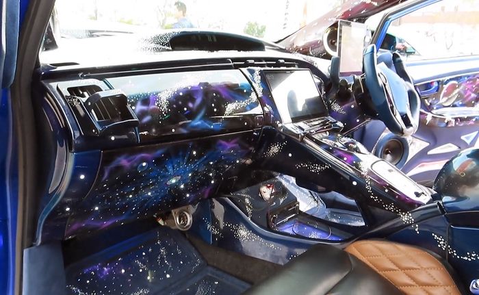 Tampilan kabin nyentrik modifikasi Toyota Prius