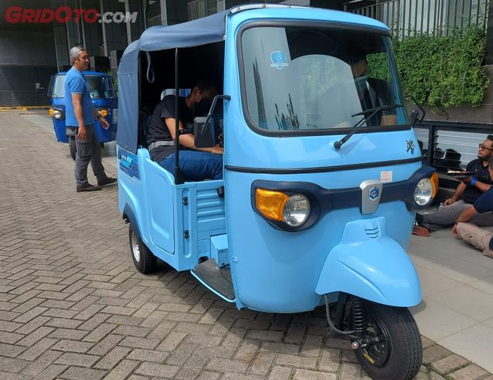 Piaggio Ape Electrik E-City yang memiliki bentuk seperti 'bajaj'