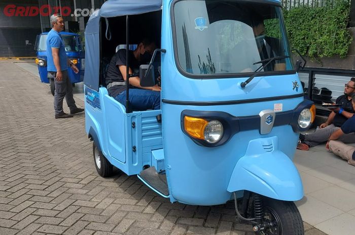 Piaggio Ape Electrik E-City yang memiliki bentuk seperti 'Bajaj'